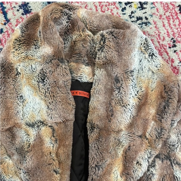 Alice + Olivia Annistyn Round Collar Faux Fur
Coat in Brown - Picture 6 of 10